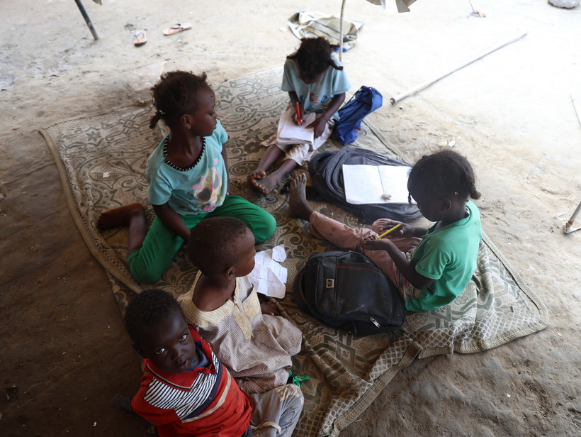 Trẻ em tại trại tị nạn ở bang Biển Đỏ, Sudan ngày 12/11. (Ảnh: THX/TTXVN)