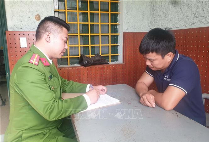 Cơ quan Công an lấy lời khai của đối tượng Nguyễn Văn Thủy, sinh năm 1990, trú tại xã Quảng phương, huyện Quảng Trạch. (Nguồn: TTXVN)