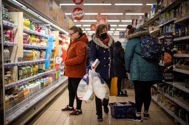 Người dân mua sắm tại một siêu thị ở Walthamstow, Anh. (Ảnh: AFP/TTXVN) 