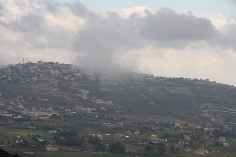 Khói bốc lên sau cuộc không kích của Israel xuống Khiam, Liban ngày 4/1/2024. (Ảnh: THX/TTXVN)