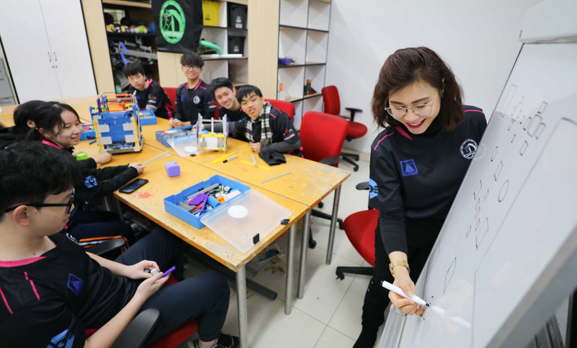 Dưới sự hướng dẫn của cô giáo phụ trách đội Phạm Vũ Bích Hằng, các thành viên đội tuyển từ xuất phát điểm không biết gì về robot đã học tập, nghiên cứu để thiết kế, lắp ráp robot, hoàn thiện hồ sơ kỹthuật, tập luyện kỹ năng và chiến thuật thi đấu. (Ảnh: Thanh Tùng/TTXVN)