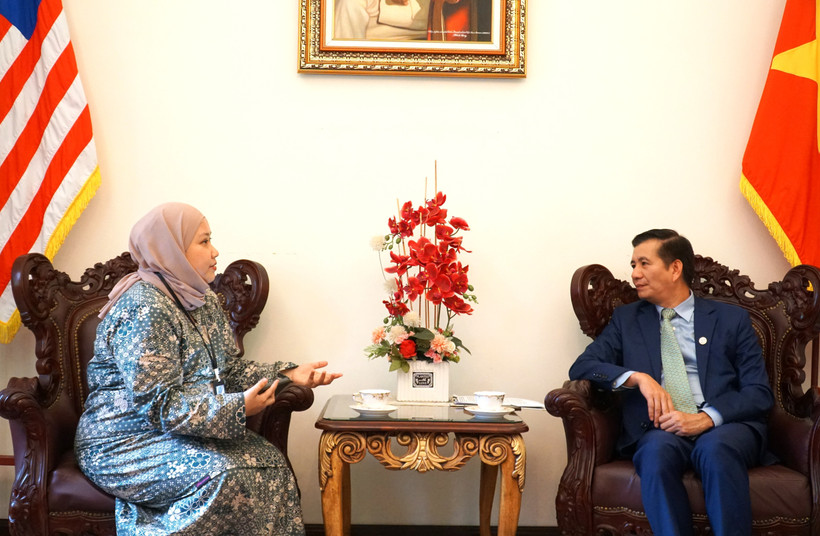 Đại sứ Việt Nam tại Malaysia Đinh Ngọc Linh trả lời phỏng vấn phóng viên Bernama. (Ảnh: Hằng Linh/TTXVN)