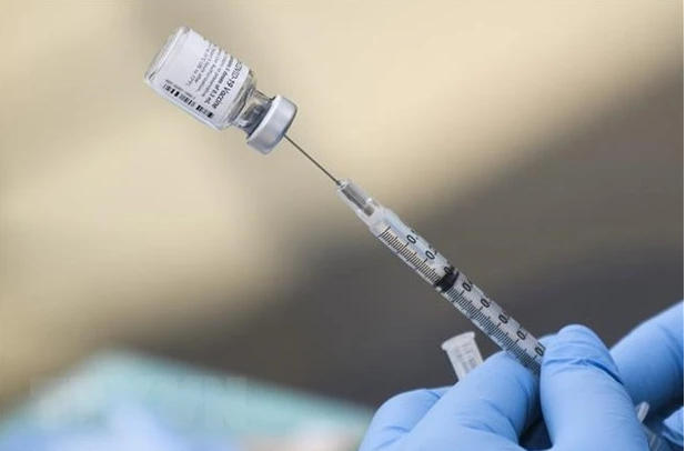 Tiêm vaccine phòng COVID-19. (Ảnh: AFP/TTXVN) 