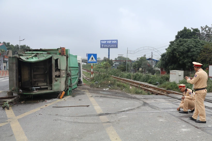 Lực lượng chức năng thu thập thông tin để làm rõ nguyên nhân vụ tai nạn. (Ảnh: Đức Phương/TTXVN)