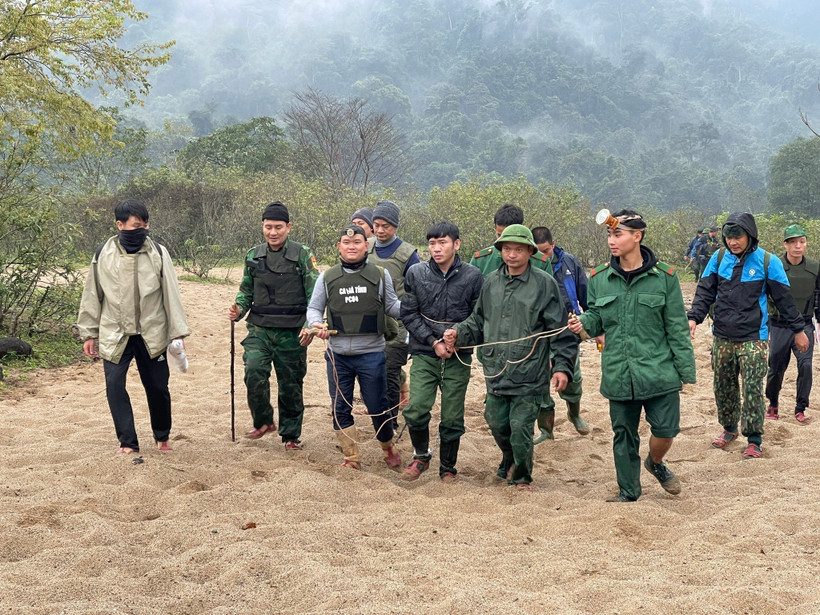 Đối tượng Nguyễn Hồng Sơn bị lực lượng chức năng bắt giữ. (Ảnh: TTXVN phát)