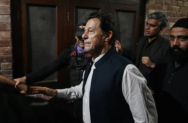 Cựu Thủ tướng Pakistan Imran Khan (phía trước) rời khỏi toà án ở Lahore, ngày 17/3/2023. (Ảnh: AFP/TTXVN) 