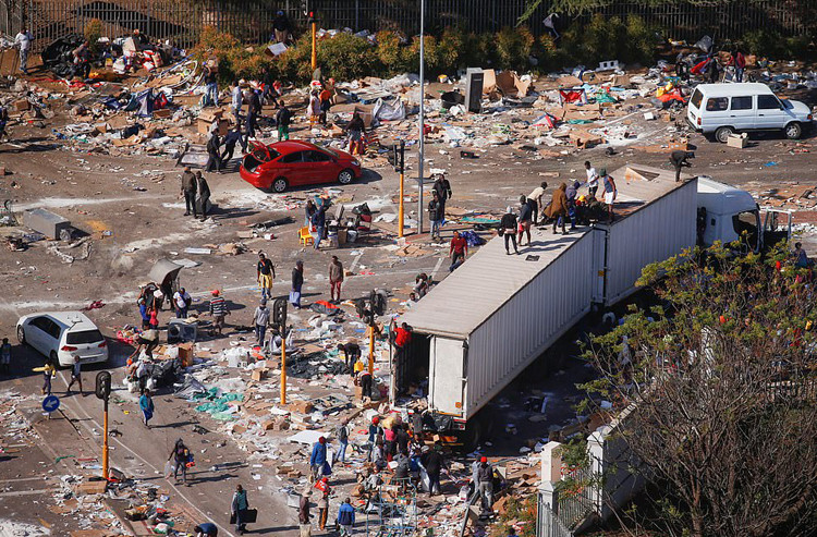 Cảnh hỗn loạn vì cướp bóc tại Durban (Nam Phi) vào ngày 14/7. (Ảnh: Reuters)