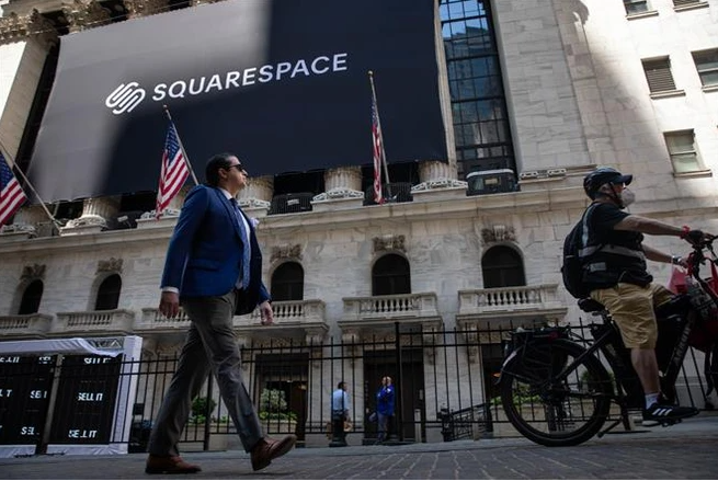 Người dân trên đường phố tại New York (Mỹ). (Ảnh: THX/TTXVN) 