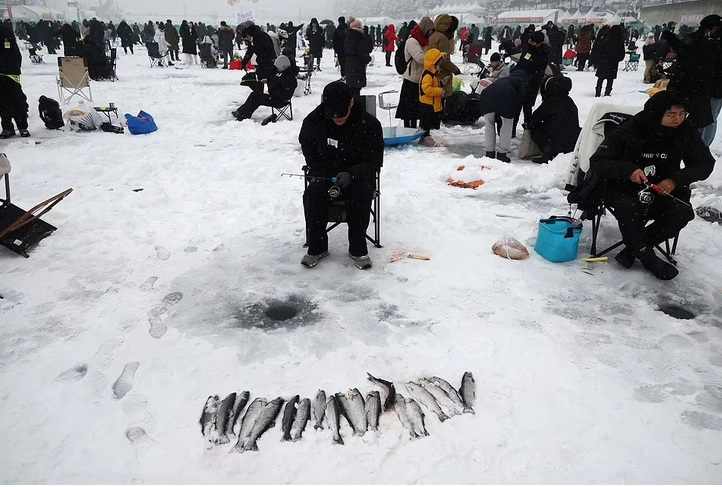 Câu cá trên sông băng.(Nguồn: REUTERS)