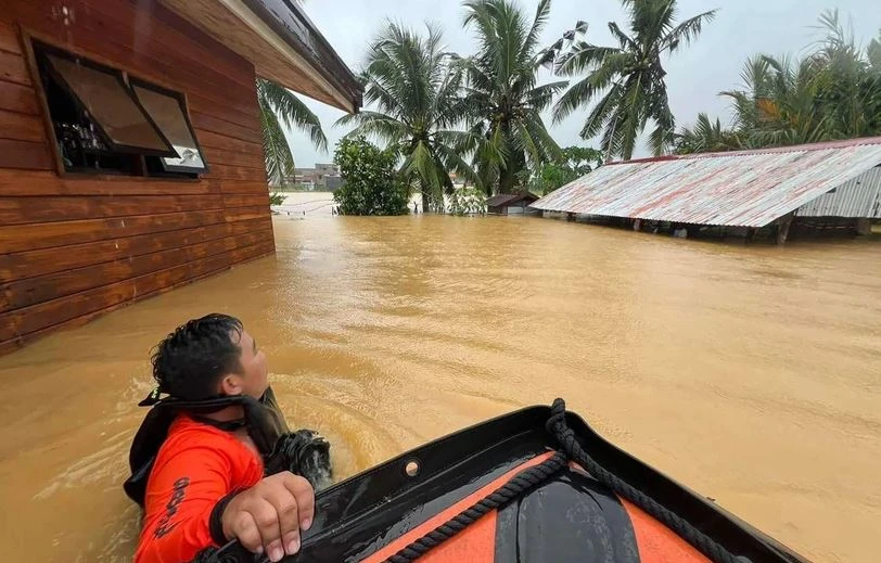 Lực lượng cứu hộ sơ tán người dân. (Nguồn: AFP) 