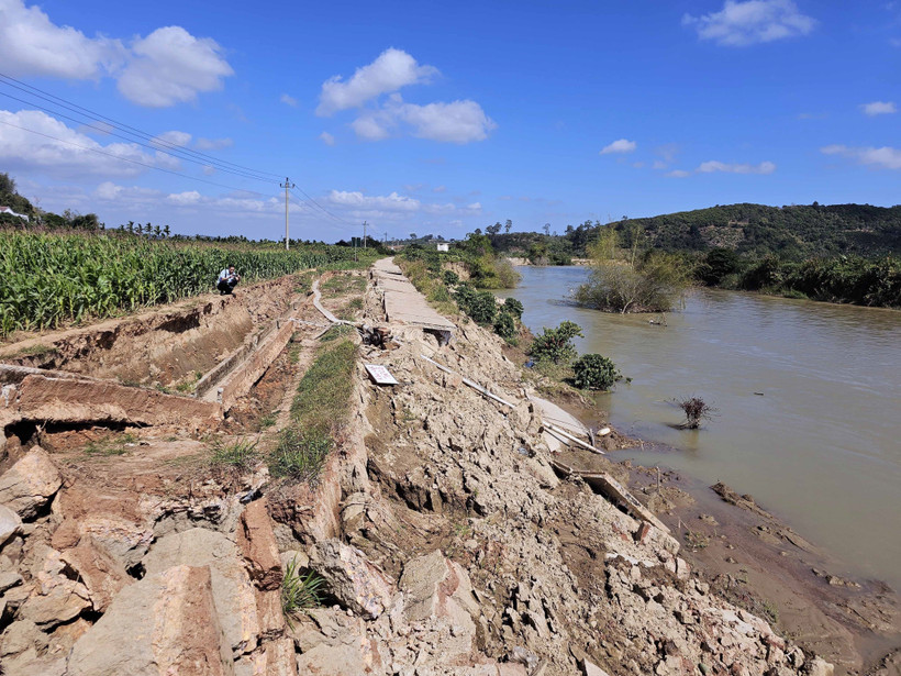 Sạt lở đường giao thông ven sông Krông Nô, đoạn qua xã Nâm N’Đir, huyện Krông Nô, tỉnh Đắk Nông. (Ảnh: Minh Hưng/TTXVN)