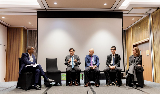 Thảo luận với đại diện khối tư nhân. 