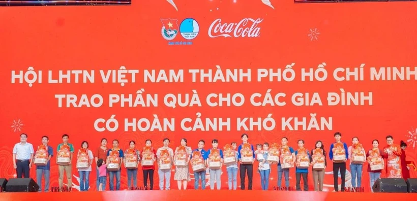 Hội Liên hiệp Thanh niên Việt Nam Thành phố Hồ Chí Minh tặng quà Tết cho các gia đình thanh niên công nhân có hoàn cảnh khó khăn. (Ảnh: Hồng Giang/TTXVN)