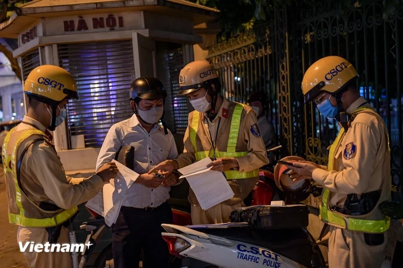 Lực lượng cảnh sát giao thông xử phạt người dân vi phạm nồng độ cồn. (Ảnh minh họa: Minh Sơn/Vietnam+)