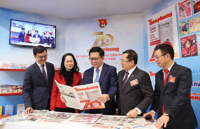 Ông Nguyễn Trọng Nghĩa, Bí thư Trung ương Đảng, Trưởng ban Tuyên giáo Trung ương xem các ấn phẩm của báo Tiền Phong. (Ảnh: Minh Đức/TTXVN)