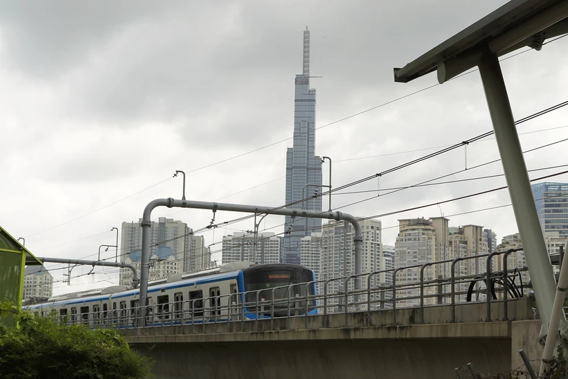 Đoàn tàu đầu tiên của tuyến metro số 1 (Bến Thành-Suối Tiên) chạy thử nghiệm trên toàn tuyến - đoạn chuẩn bị vào Nhà ga ngầm Ba Son, Thành phố Hồ Chí Minh. (Ảnh: Thanh Vũ/TTXVN)