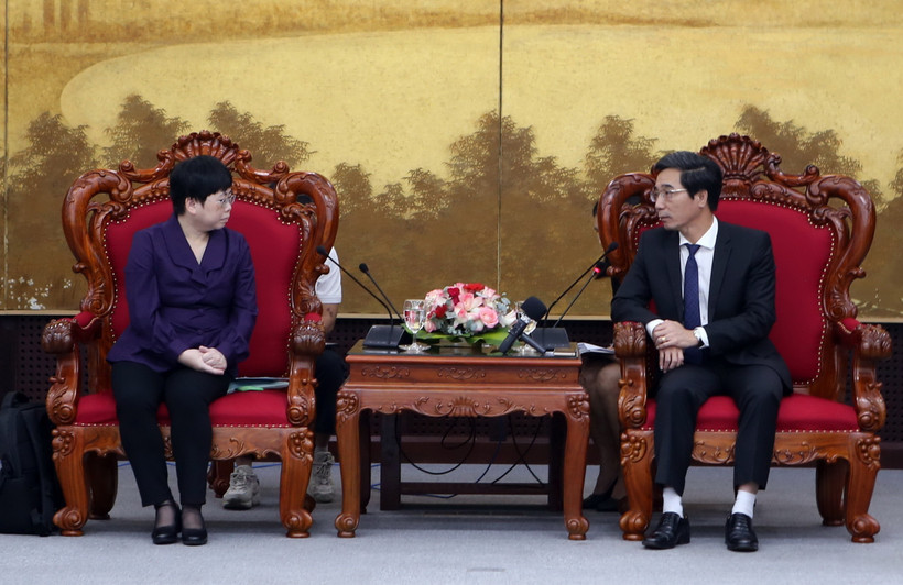Phó Chủ tịch UBND thành phố Đà Nẵng Trần Chí Cường (phải) tiếp Phó Thị trưởng Chính quyền thành phố Trạm Giang Hà Gia Mẫn. (Ảnh: Trần Lê Lâm/TTXVN)