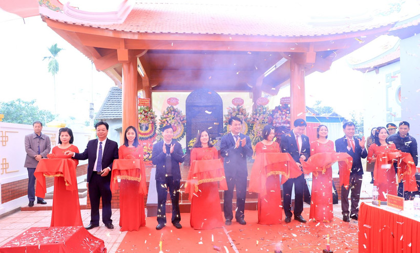 Đại diện lãnh đạo tỉnh Quảng Ngãi, Nghệ An cắt băng khánh thành Nhà bia. (Nguồn: Vietnam+)