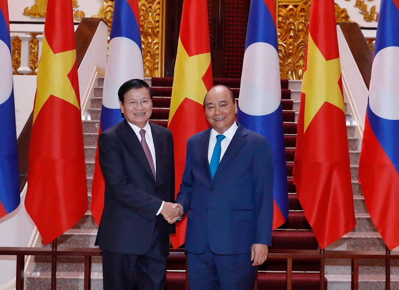 Thủ tướng Nguyễn Xuân Phúc và Thủ tướng Lào Thongloun Sisoulith tại trụ sở Chính phủ. (Ảnh: Thống Nhất/TTXVN)