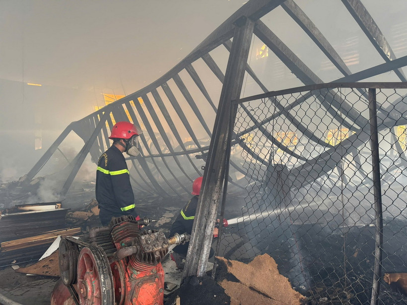 Cháy lớn tại một công ty trên địa bàn phường An Tây, thành phố Bến Cát, tỉnh Bình Dương ngày 23/11. (Ảnh: TTXVN phát)