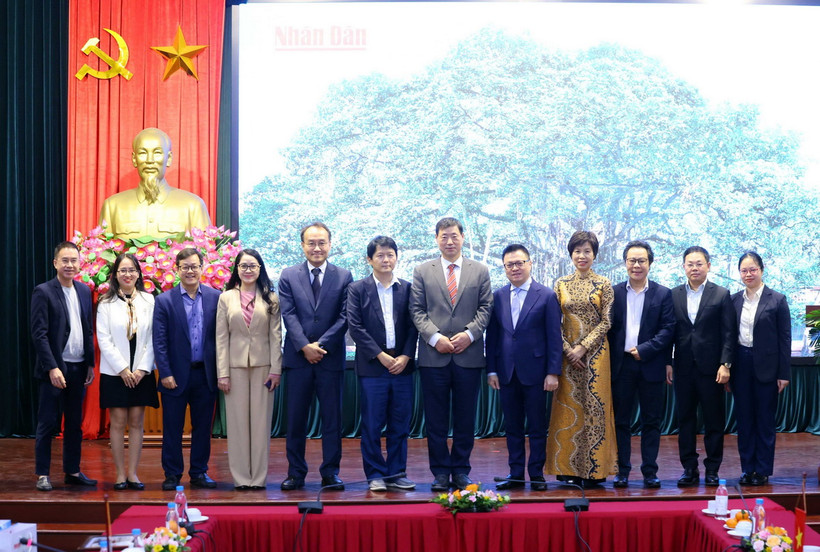 Tổng Biên tập Báo Nhân Dân Lê Quốc Minh, Tổng Giám đốc TTXVN Vũ Việt Trang, Chủ tịch kiêm Giám đốc điều hành Hãng thông tấn Yonhap (Hàn Quốc) Hwang Dae-il cùng các đại biểu chụp ảnh chung. (Ảnh: Phạm Kiên/TTXVN)