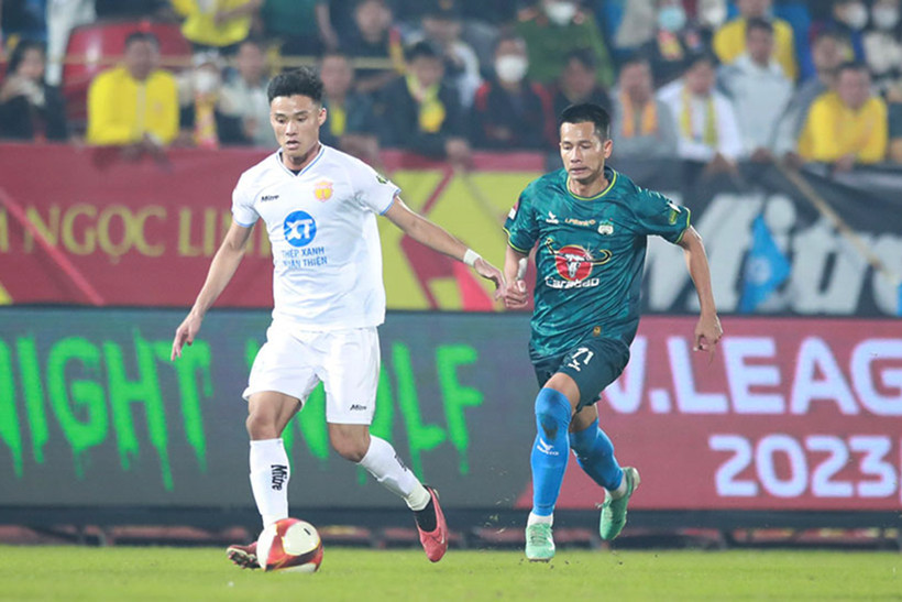 Hai đội bóng đang có phong độ cao tại V-League 2023/24 là Thép Xanh Nam Định (áo trắng) và LPBank Hoàng Anh Gia Lai sẽ có trận 'quyết đấu' ở vòng 18. (Ảnh: VPF)