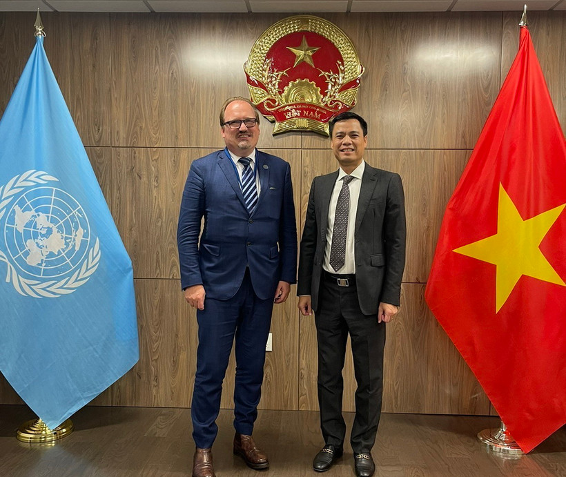 Đại sứ, Trưởng phái đoàn Việt Nam tại Liên hợp quốc Đặng Hoàng Giang và ông Andreas Schaal, Quyền Đại diện đặc biệt của Tổ chức Hợp tác và Phát triển Kinh tế (OECD) tại Liên hợp quốc tại cuộc gặp ở New York. (Ảnh: Thanh Tuấn/TTXVN)