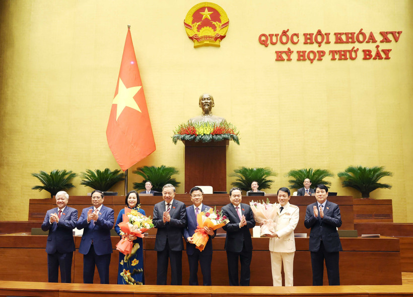 Các đồng chí lãnh đạo Đảng, Nhà nước tặng hoa chúc mừng nhân sự mới của Chính phủ và Quốc hội. (Ảnh: TTXVN)