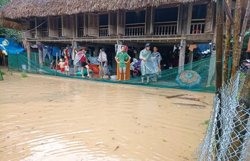Nhiều nhà dân tại thôn Minh Thành, xã Minh Tiến, huyện Lục Yên bị ngập và sạt lở taluy. (Ảnh: TTXVN phát)