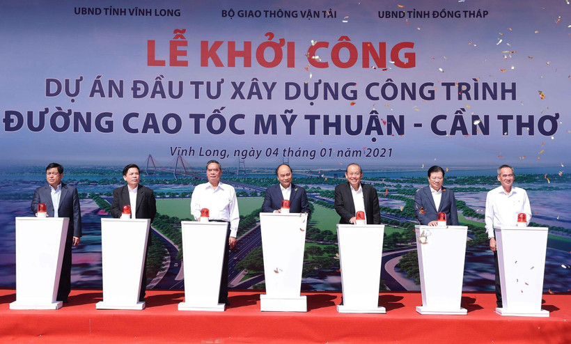 Thủ tướng Nguyễn Xuân Phúc và các đại biểu thực hiện nghi thức khởi công. (Ảnh: Thống Nhất/TTXVN)