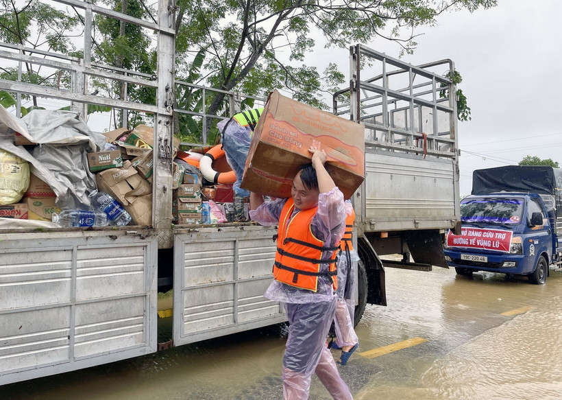 Các đoàn hỗ trợ vận chuyển lương thực và nhu yếu phẩm thiết yếu giúp người dân Hạ Hòa, tỉnh Phú Thọ bị cô lập trong vùng lũ. (Ảnh: Tạ Toàn/TTXVN)