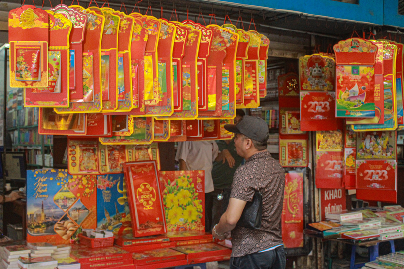 Khởi động từ sớm nhưng phải đến tháng 12, thị trường lịch Tết tại Hà Nội mới sôi động. (Ảnh: Việt Anh/Vietnam+)