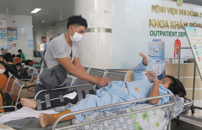 Một bệnh nhi bị tai nạn giao thông khám, điều trị tại Bệnh viện Nhi đồng 2 Thành phố Hồ Chí Minh. (Ảnh: Đinh Hằng/TTXVN)