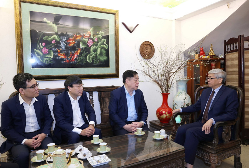 Trưởng Ban Tuyên giáo Trung ương Nguyễn Trọng Nghĩa thăm, chúc Tết Giáo sư-tiến sỹ Đặng Vũ Minh, nguyên Chủ nhiệm Ủy ban Khoa học, Công nghệ và Môi trường của Quốc hội, Chủ tịch Liên hiệp các hội Khoa học và Kỹ thuật Việt Nam. (Ảnh: Phương Hoa/TTXVN)