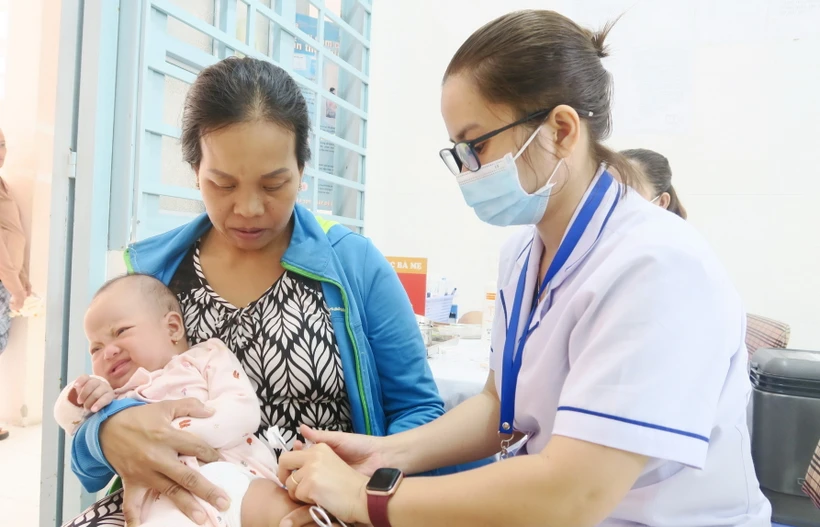 Tiêm vaccine dịch vụ tại Trạm Y tế xã Phong Phú, huyện Bình Chánh, Thành phố Hồ Chí Minh. (Ảnh: Đinh Hằng/TTXVN)