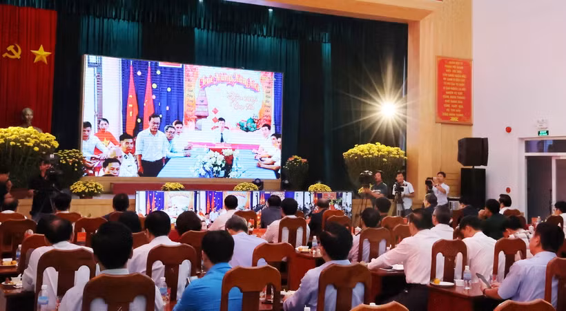 Điểm cầu thành phố Nha Trang kết nối với điểm cầu xã Sinh Tồn, huyện Trường Sa. (Ảnh: Tiên Minh/TTXVN)
