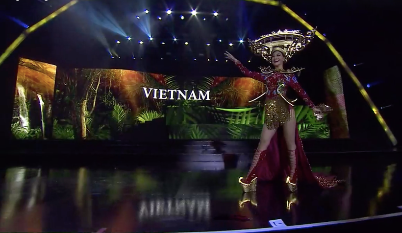 Kiều Loan trong phần thi phụ trình diễn quốc phục.