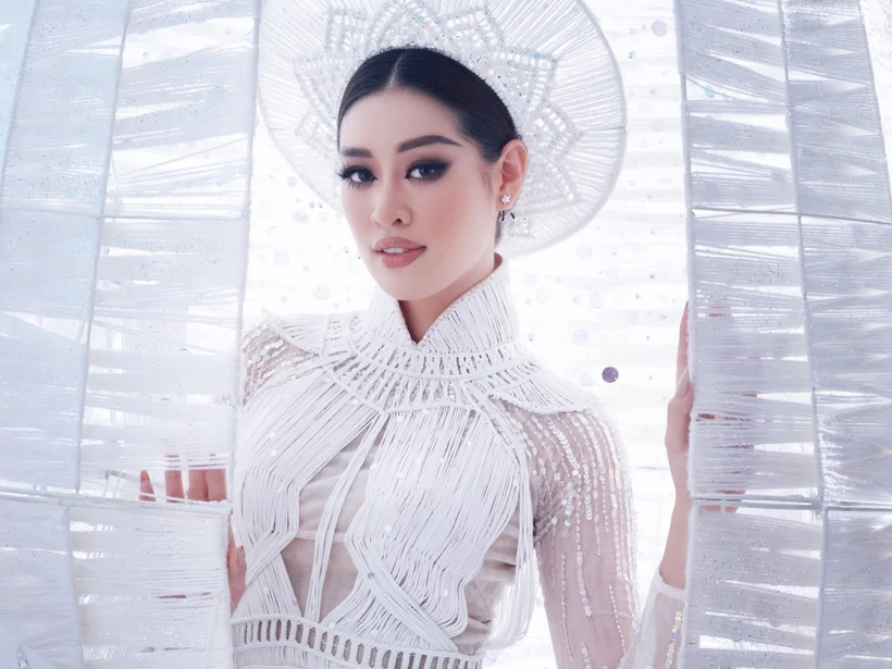 Hoa hậu Khánh Vân trình diễn trang phục dân tộc sẽ mang đi thi tại Miss Universe sắp tới. (Ảnh: CTV/Vietnam+)