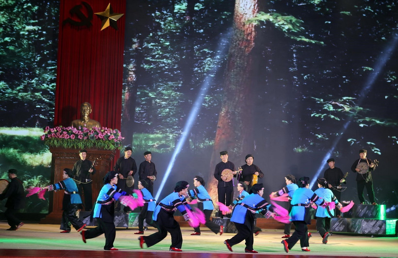 Một tiết mục tại Liên hoan văn nghệ quần chúng và trình diễn trang phục truyền thống các dân tộc ít người. (Ảnh: Quý Trung/TTXVN)