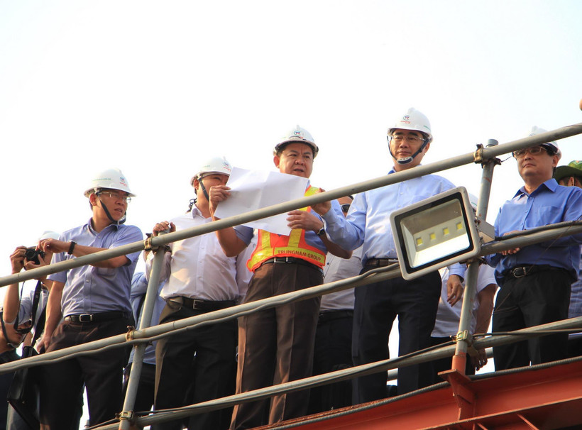 Bí thư Thành ủy Thành phố Hồ Chí Minh Nguyễn Thiện nhân khảo sát thực địa dự án. (Ảnh: Xuân Tình/TTXVN)