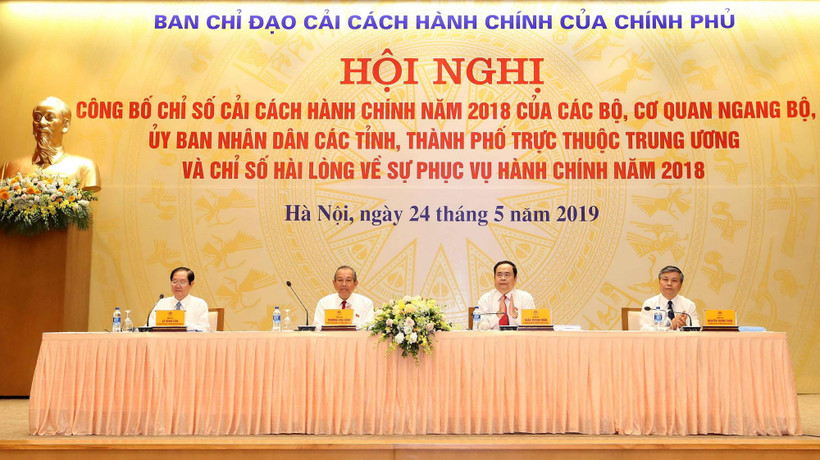 Ông Trương Hòa Bình, Ủy viên Bộ Chính trị, Phó Thủ tướng Thường trực Chính phủ, Trưởng ban Chỉ đạo cải cách hành chính của Chính phủ và các đại biểu chủ trì hội nghị. (Ảnh: Doãn Tấn/TTXVN)