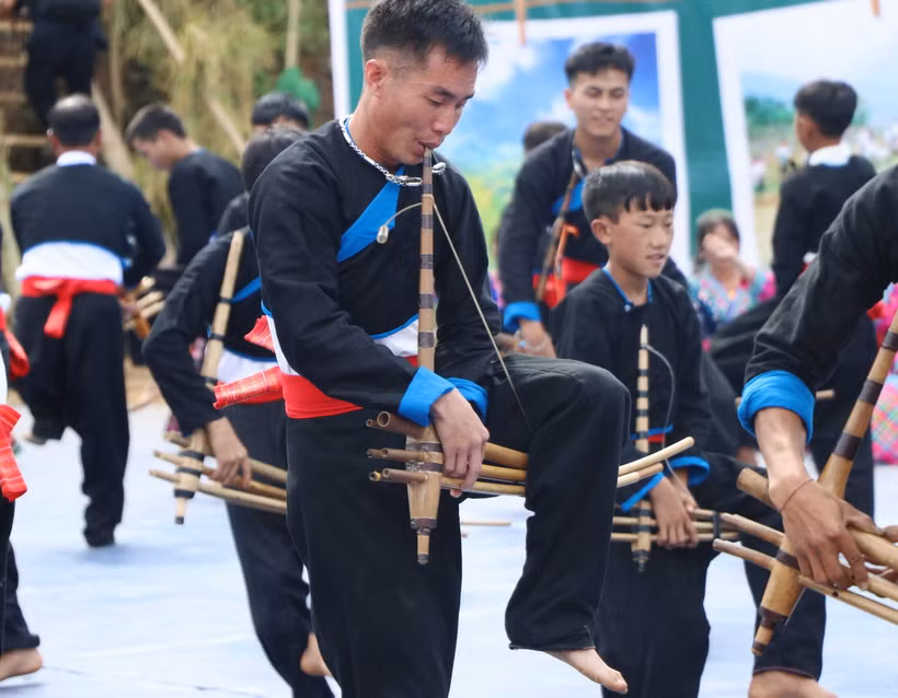 Chàng trai Mông vừa thổi khèn, vừa nhảy theo điệu nhạc. (Ảnh: Nguyễn Oanh/TTXVN)
