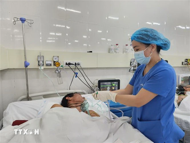 Chăm sóc hồi sức cho bệnh nhân đột quỵ. (Ảnh: Mai Trang/TTXVN)