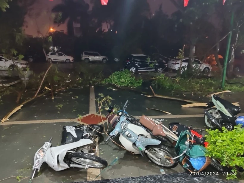 Nhiều xe máy tại Khu Đô thị Đặng Xá, Gia Lâm (Hà Nội) bị đổ và thiệt hại do mưa lớn và gió giật mạnh tối 20/4. (Ảnh TTXVN phát)