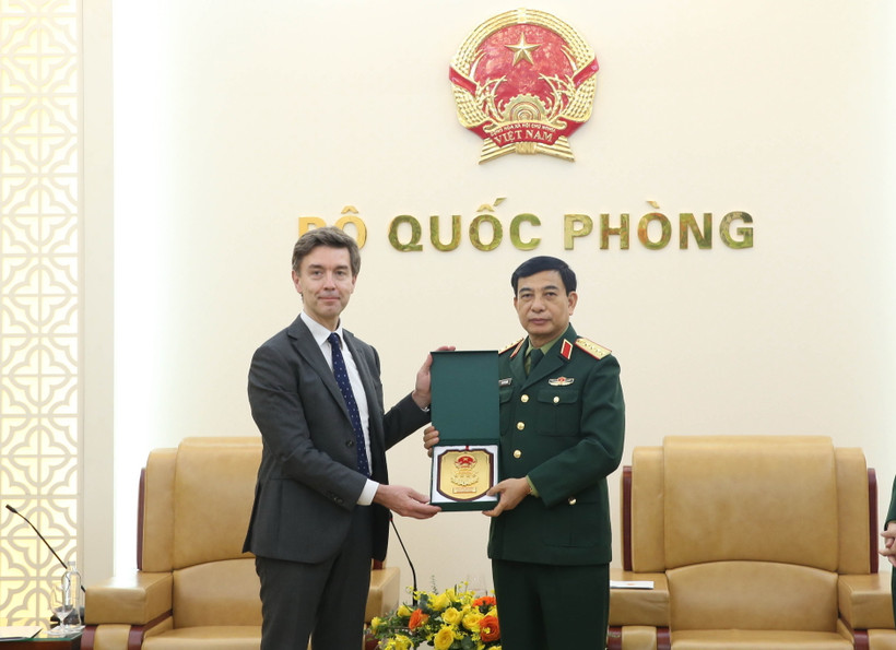 Đại tướng Phan Văn Giang tặng quà lưu niệm ông Julien Guerrier. (Ảnh: Hồng Pha/TTXVN phát)