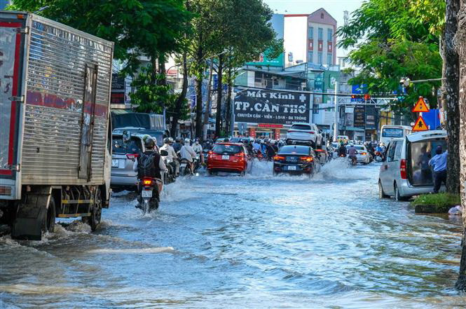 Triều cường gây ngập nặng tại Cần Thơ. (Nguồn: TTXVN)