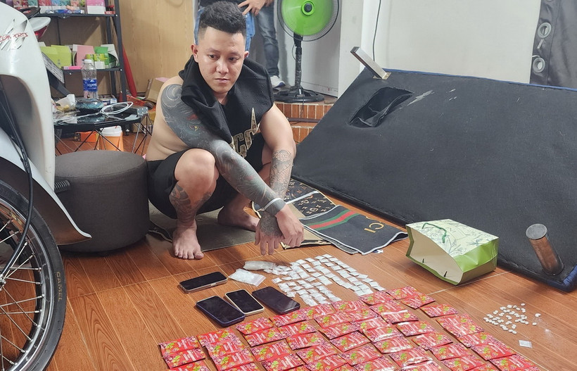 Đối tượng Phạm Quang Hạ cùng tang vật. (Ảnh: TTXVN phát)