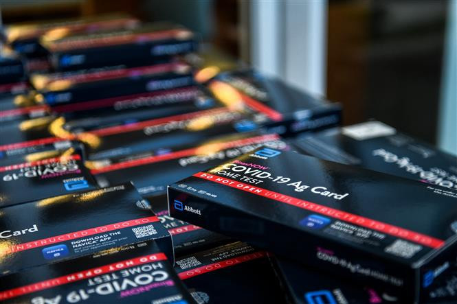 Bộ xét nghiệm nhanh COVID-19 được phân phát miễn phí cho người dân tại Miami, bang Florida, Mỹ. (Ảnh: AFP/TTXVN)