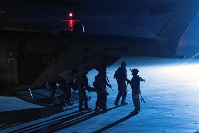 Hai con tin người Israel được đưa tới trung tâm y tế ở thành phố Tel Aviv để kiểm tra sức khỏe sau khi được Phong trào Hamas trả tự do, ngày 24/10/2023. (Ảnh: AFP/TTXVN)