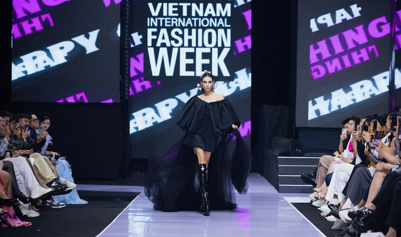 Võ Hoàng Yến diện thiết kế từ chất liệu bông chần, điểm xuyết những chi tiết lấp lánh thêu kết tinh xảo. (Ảnh: CTV/Vietnam+)